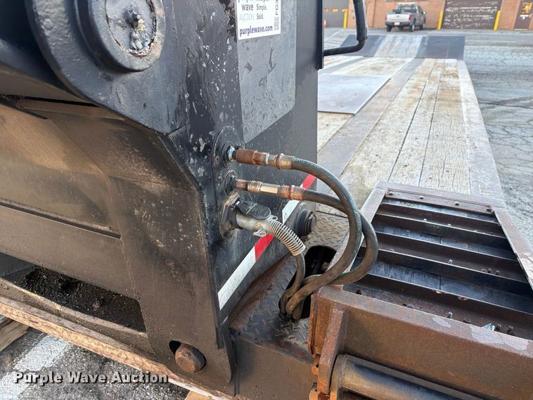 image for item FG3048 2006 Eager Beaver 35GSL-PT lowboy equipment trailer