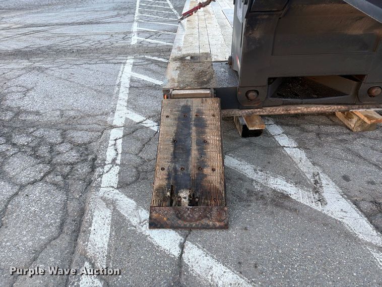 image for item FG3048 2006 Eager Beaver 35GSL-PT lowboy equipment trailer