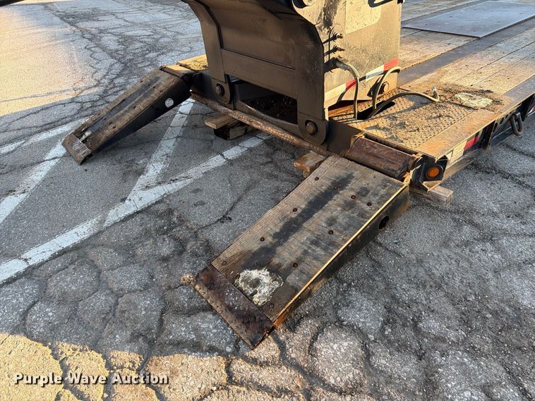 image for item FG3048 2006 Eager Beaver 35GSL-PT lowboy equipment trailer