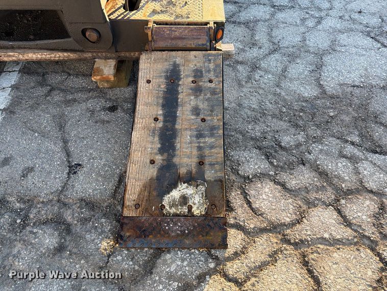 image for item FG3048 2006 Eager Beaver 35GSL-PT lowboy equipment trailer