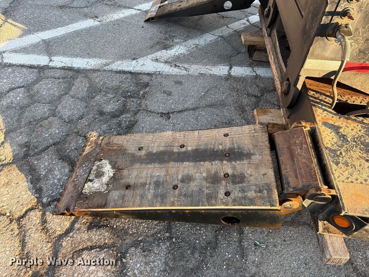 image for item FG3048 2006 Eager Beaver 35GSL-PT lowboy equipment trailer