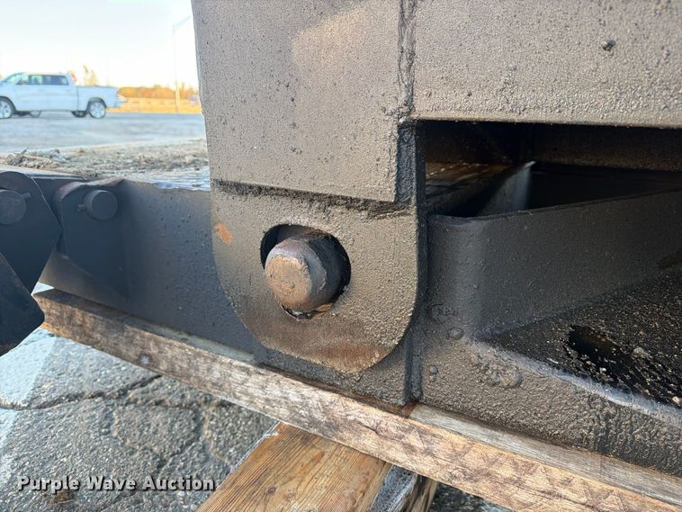 image for item FG3048 2006 Eager Beaver 35GSL-PT lowboy equipment trailer