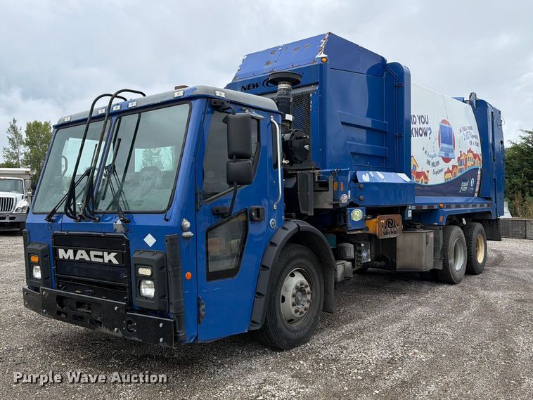 image for item FH6263 2017 Mack LR633 refuse truck