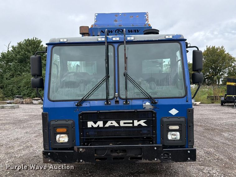 image for item FH6263 2017 Mack LR633 refuse truck