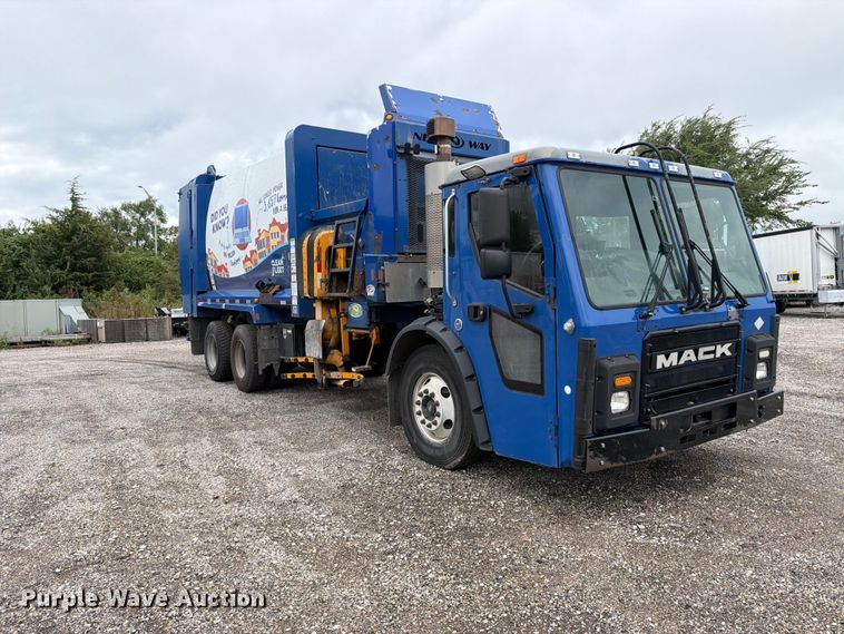 image for item FH6263 2017 Mack LR633 refuse truck