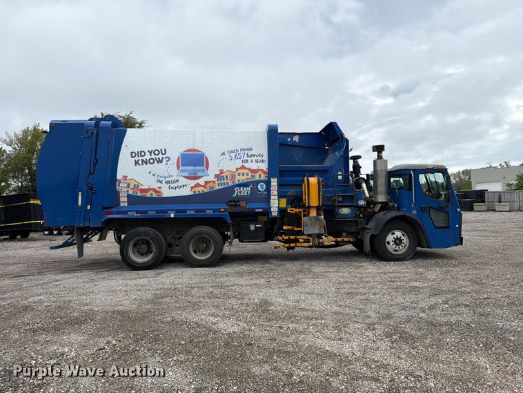 image for item FH6263 2017 Mack LR633 refuse truck