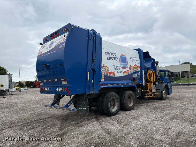 image for item FH6263 2017 Mack LR633 refuse truck