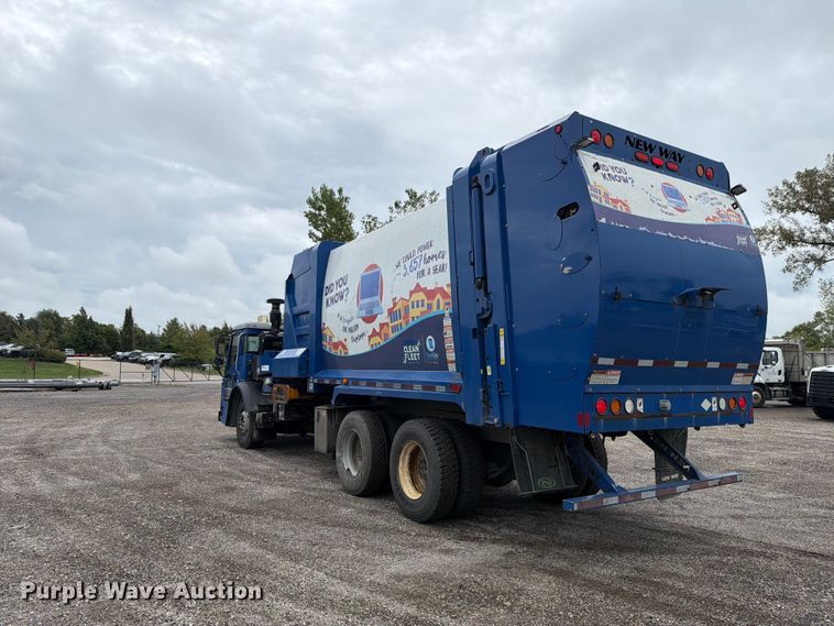 image for item FH6263 2017 Mack LR633 refuse truck