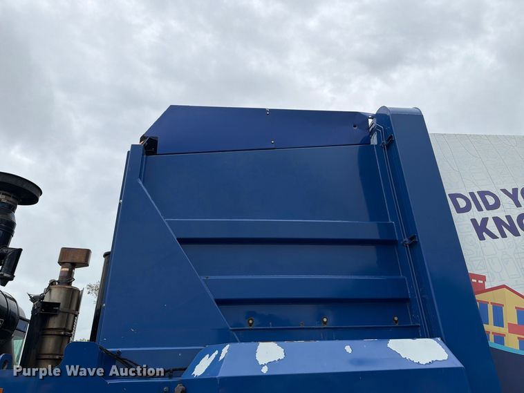 image for item FH6263 2017 Mack LR633 refuse truck
