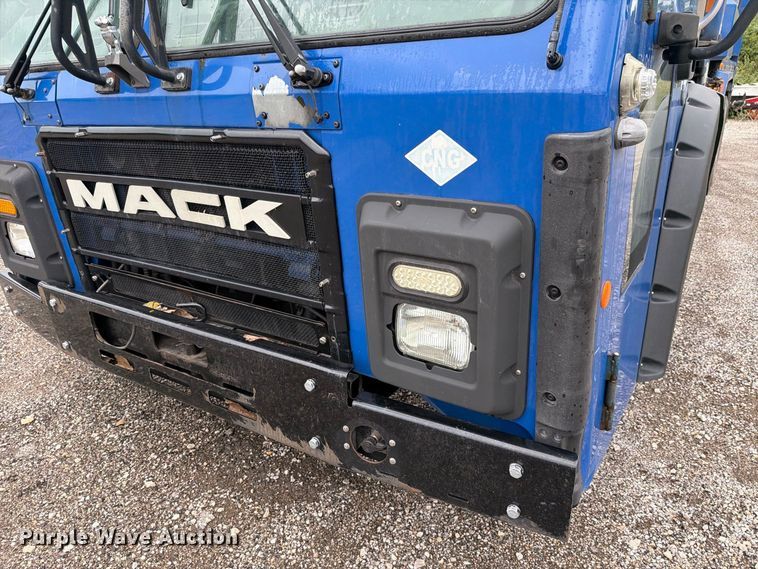 image for item FH6263 2017 Mack LR633 refuse truck