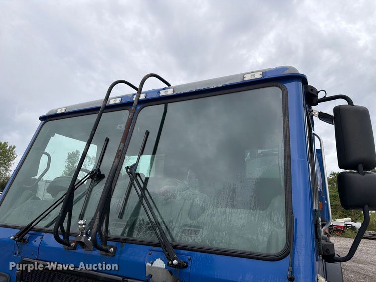 image for item FH6263 2017 Mack LR633 refuse truck