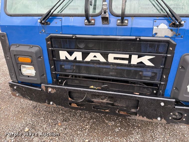 image for item FH6263 2017 Mack LR633 refuse truck