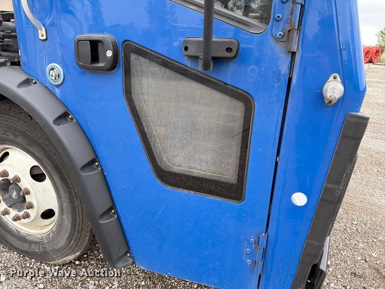 image for item FH6263 2017 Mack LR633 refuse truck