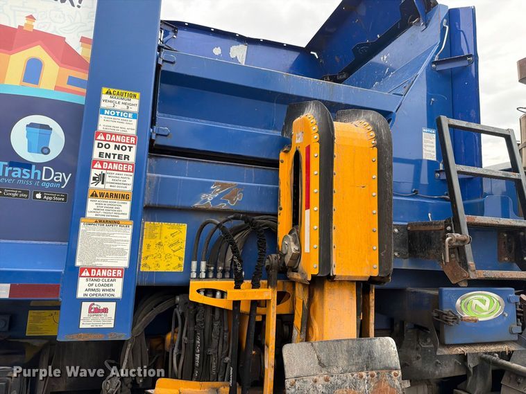 image for item FH6263 2017 Mack LR633 refuse truck