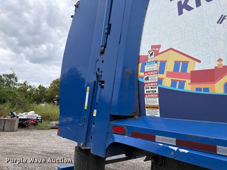 image for item FH6263 2017 Mack LR633 refuse truck