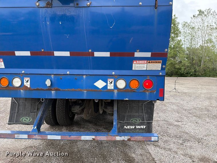 image for item FH6263 2017 Mack LR633 refuse truck