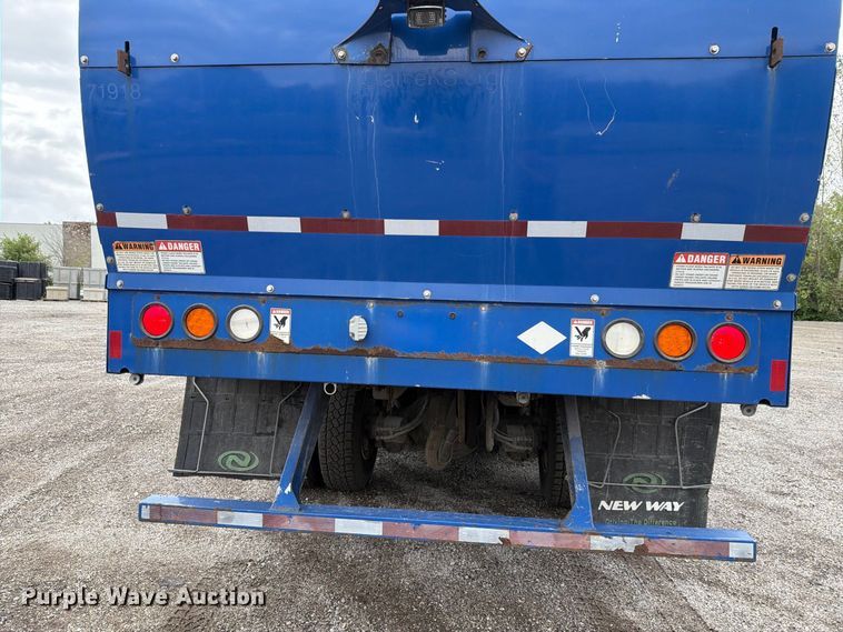 image for item FH6263 2017 Mack LR633 refuse truck