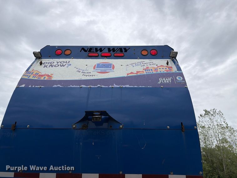 image for item FH6263 2017 Mack LR633 refuse truck