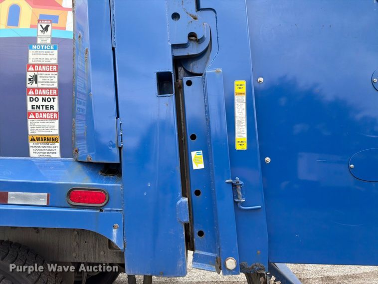 image for item FH6263 2017 Mack LR633 refuse truck