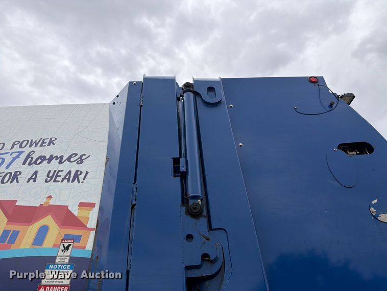 image for item FH6263 2017 Mack LR633 refuse truck