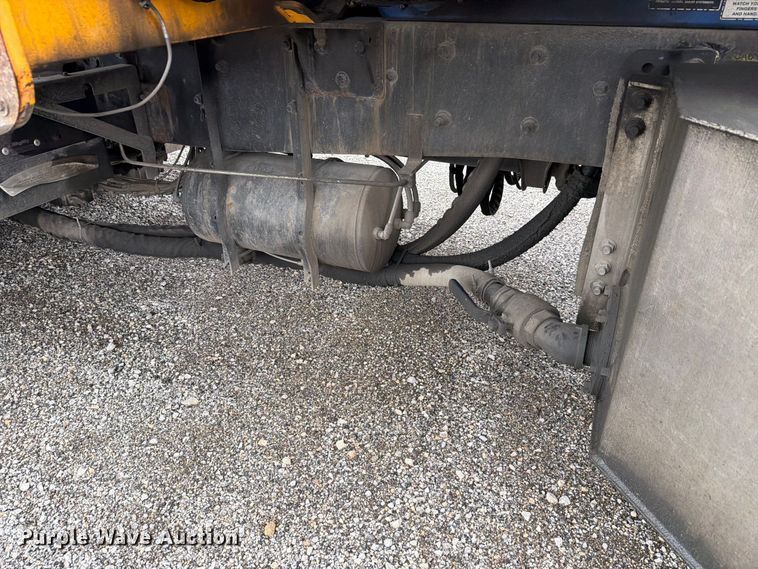 image for item FH6263 2017 Mack LR633 refuse truck