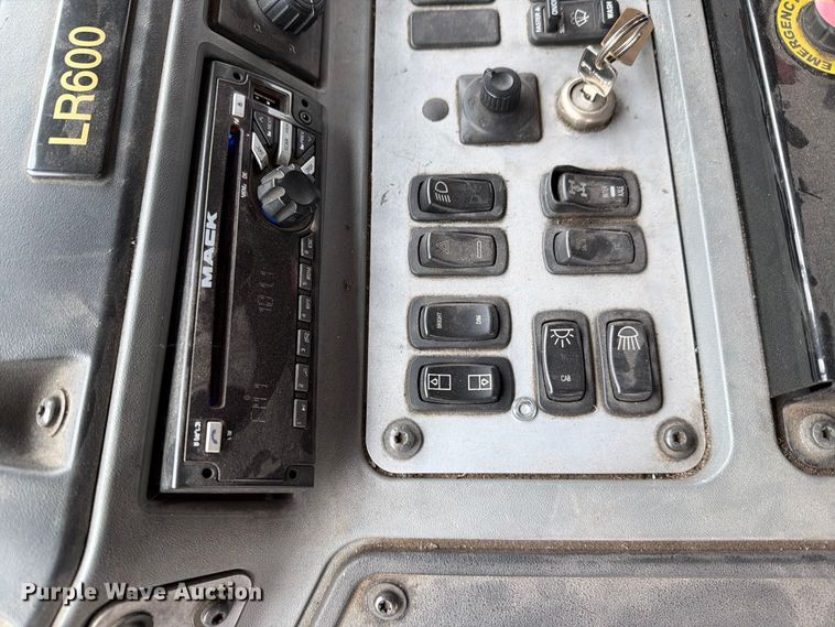 image for item FH6263 2017 Mack LR633 refuse truck