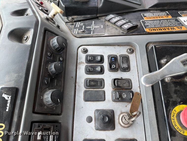 image for item FH6263 2017 Mack LR633 refuse truck
