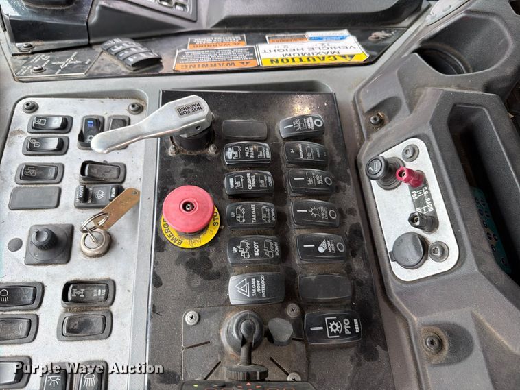 image for item FH6263 2017 Mack LR633 refuse truck
