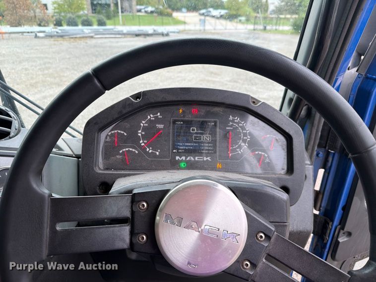 image for item FH6263 2017 Mack LR633 refuse truck