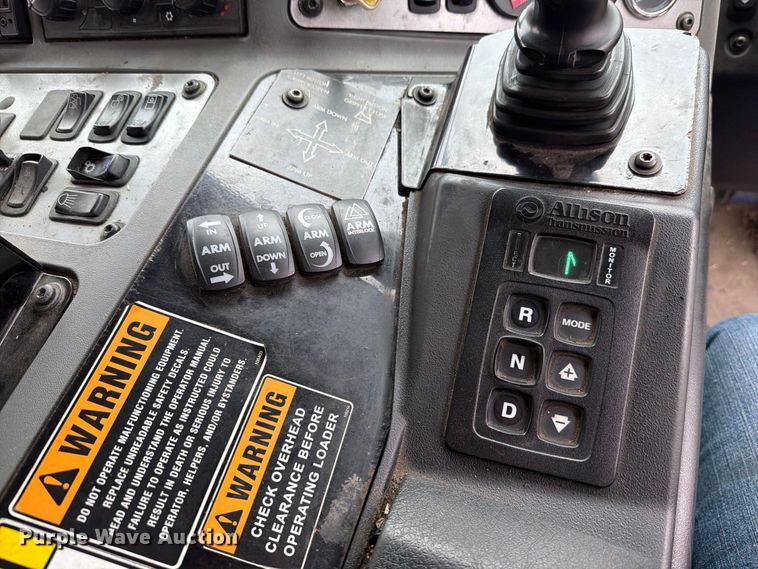 image for item FH6263 2017 Mack LR633 refuse truck