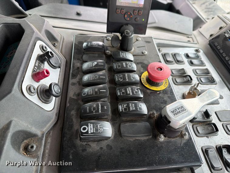 image for item FH6263 2017 Mack LR633 refuse truck