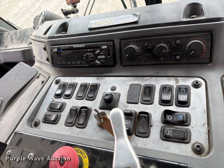 image for item FH6263 2017 Mack LR633 refuse truck