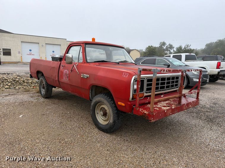 image for item FH6412 1985 Dodge W350 pickup truck