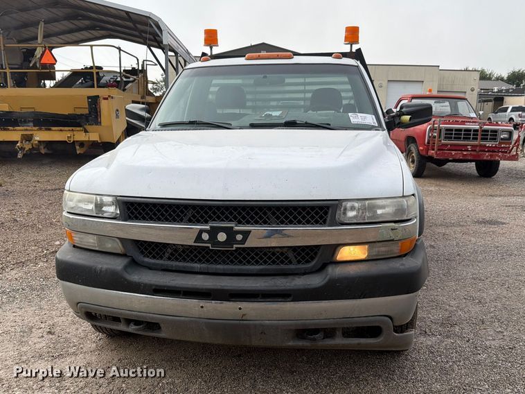 image for item FH6413 2001 Chevrolet Silverado 3500 flatbed pickup truck