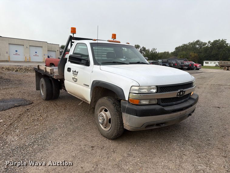image for item FH6413 2001 Chevrolet Silverado 3500 flatbed pickup truck