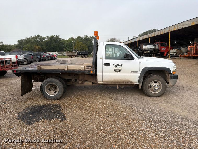 image for item FH6413 2001 Chevrolet Silverado 3500 flatbed pickup truck