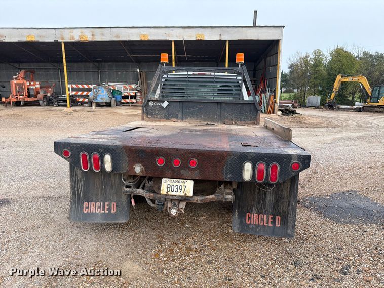 image for item FH6413 2001 Chevrolet Silverado 3500 flatbed pickup truck