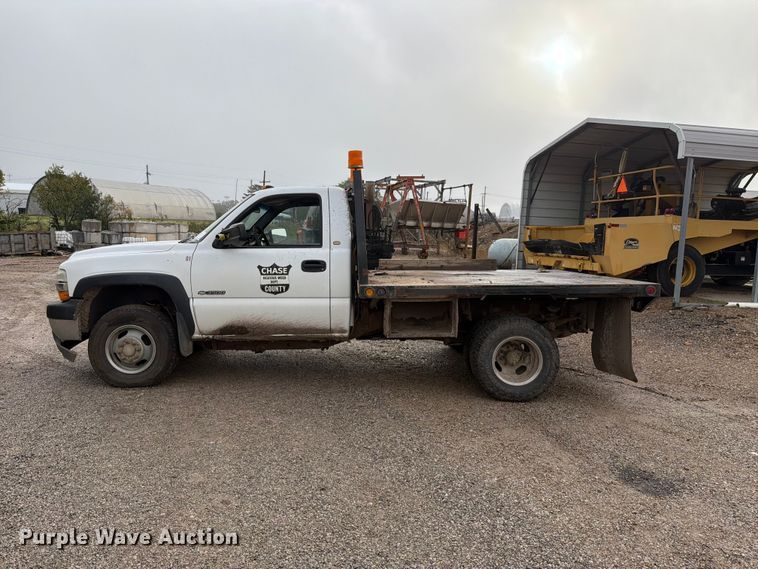 image for item FH6413 2001 Chevrolet Silverado 3500 flatbed pickup truck