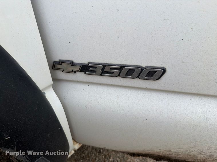 image for item FH6413 2001 Chevrolet Silverado 3500 flatbed pickup truck