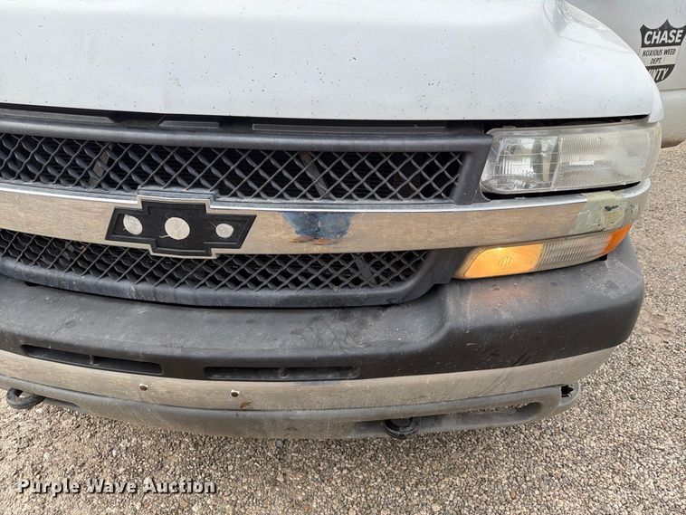 image for item FH6413 2001 Chevrolet Silverado 3500 flatbed pickup truck