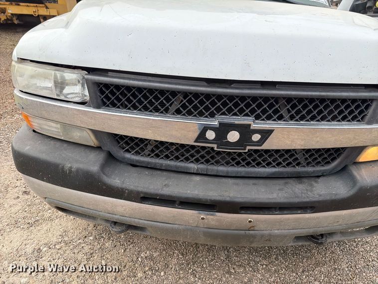 image for item FH6413 2001 Chevrolet Silverado 3500 flatbed pickup truck