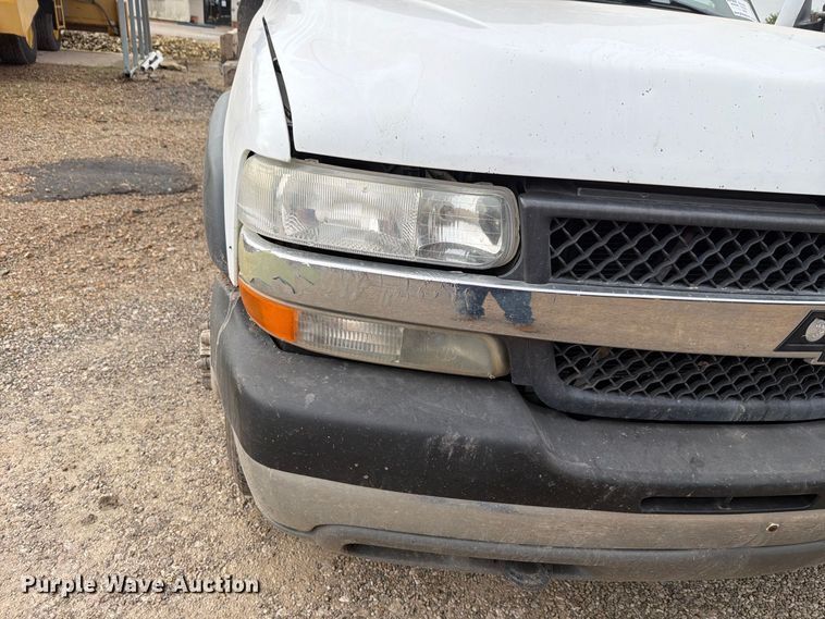image for item FH6413 2001 Chevrolet Silverado 3500 flatbed pickup truck