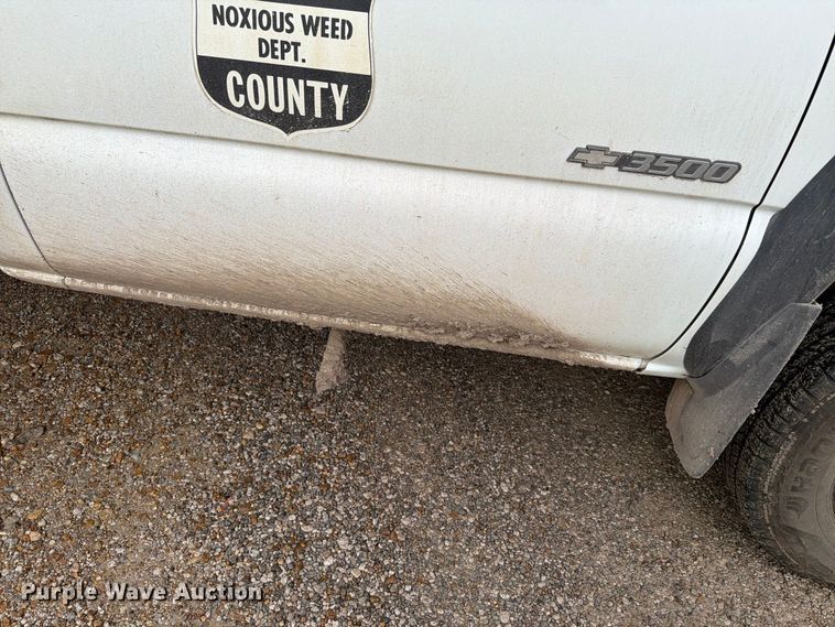 image for item FH6413 2001 Chevrolet Silverado 3500 flatbed pickup truck