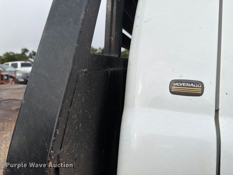image for item FH6413 2001 Chevrolet Silverado 3500 flatbed pickup truck