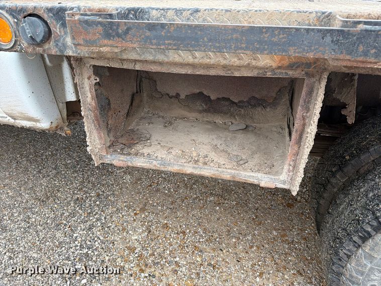 image for item FH6413 2001 Chevrolet Silverado 3500 flatbed pickup truck