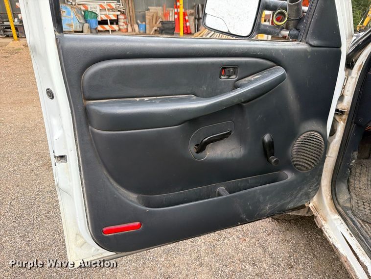 image for item FH6413 2001 Chevrolet Silverado 3500 flatbed pickup truck