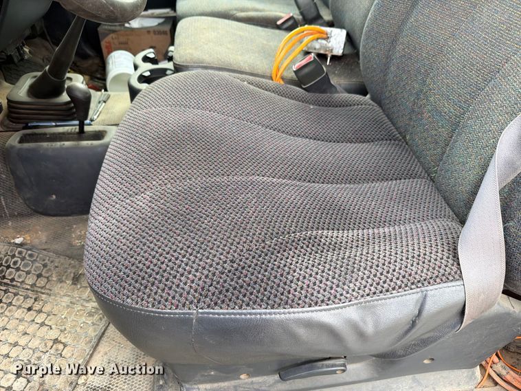 image for item FH6413 2001 Chevrolet Silverado 3500 flatbed pickup truck