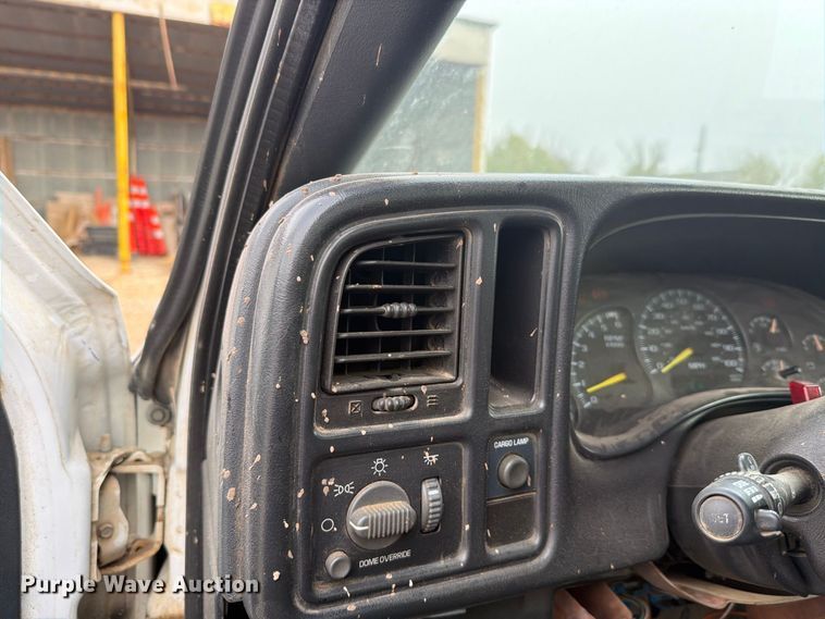 image for item FH6413 2001 Chevrolet Silverado 3500 flatbed pickup truck