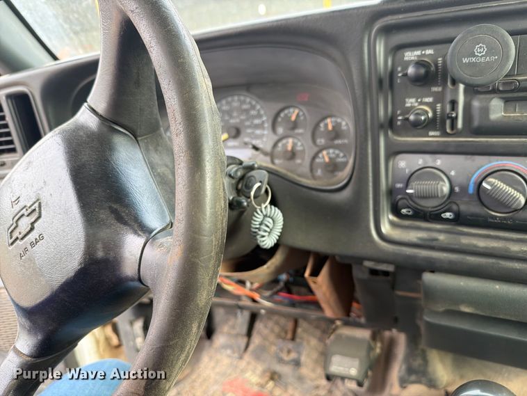 image for item FH6413 2001 Chevrolet Silverado 3500 flatbed pickup truck