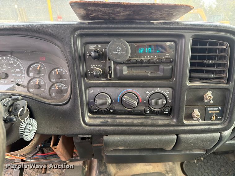 image for item FH6413 2001 Chevrolet Silverado 3500 flatbed pickup truck